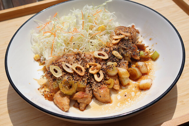 【コショウそばトンテキ】"味が濃すぎる!"と話題の「冷やしコショウそば」のスープを使った激ウマのトンテキ!<野島慎一郎のバカレシピ>